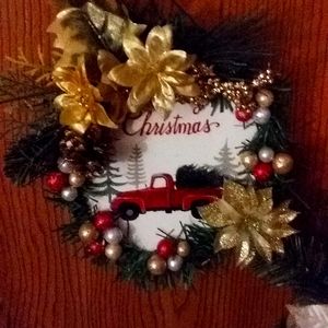 Very cute ceramic wreath features all hearts come home for Christmas.